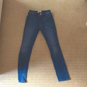 I am selling barely worn Abercrombie leggings